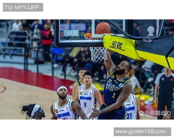 2016年CBA精彩对决上海队迎战北京队激烈角逐引发球迷热情 2016年CBA精彩对决上海队迎战北京队激烈角逐引发球迷热情